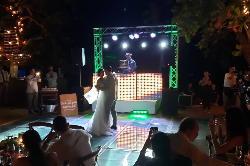 Display trusses and crystal chairs for weddings